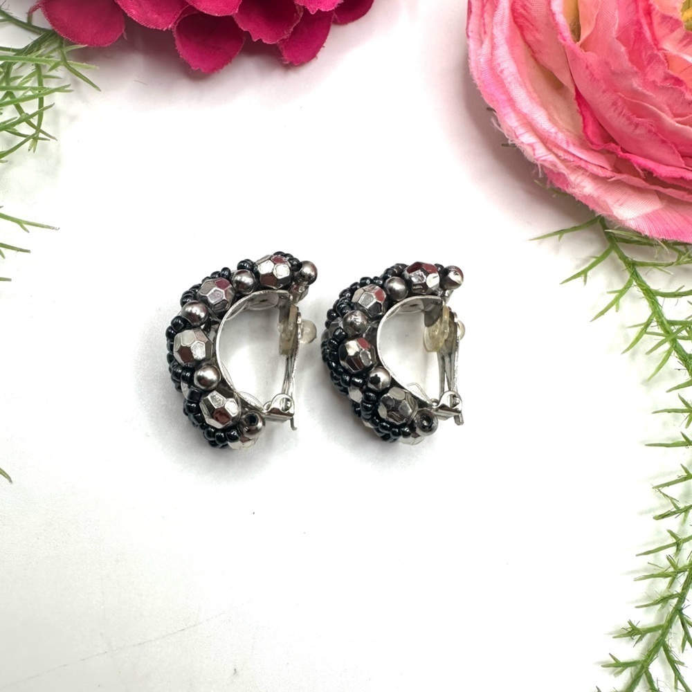 VINTAGE⚜️Silver Beaded Half Hoop Clip Earrings - Picture 5 of 7